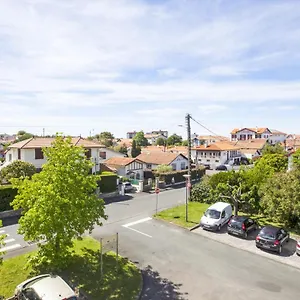 https://modern-and-bright-flat-with-three-balconies-in-biarritz.biarritzhotels.info